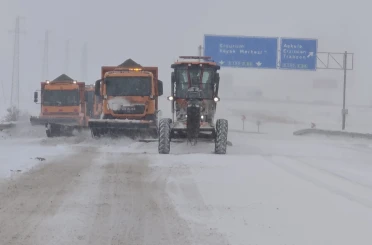 Karayolları ekipleri karla mücadele için seferber oldu 