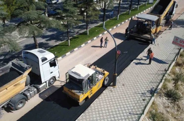 Karayolları tarafından Demirci’de sıcak asfalt çalışmalarına başlandı 