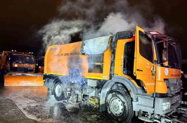 Karayolları’na ait kamyon alevlere teslim oldu 