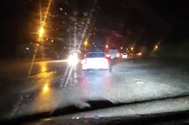 Karayoluna düşen taşlar ulaşımda aksamalara neden oldu 