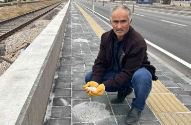 Karayolunun kenarında beyaz örtü oluşturan tırlardan dökülen gübreler, fırçalarla toplanarak bahçelerde değerlendiriliyor 
