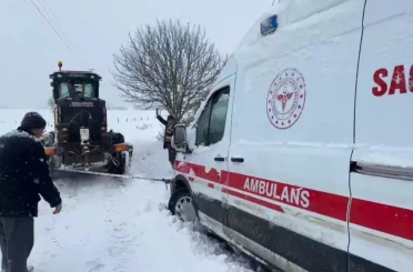 Karda mahsur kalan ambulansı iş makinesiyle çekerek hastaya ulaştırdılar 