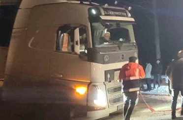 Karda mahsur kalan tır belediye ekipleriyle kurtarıldı 
