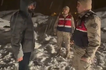 Karda mahsur kalan vatandaşı jandarma kurtardı 