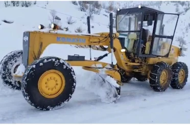 Karda mahsur kalanlar ekipler tarafından kurtarıldı 