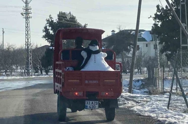 Kardan adam motosiklet kasasında yola çıktı 