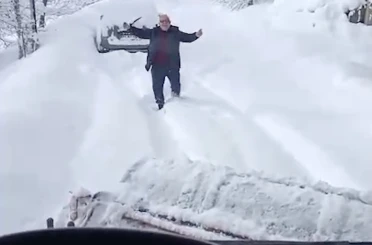 Kardan kapanan köy yolu açılınca oynadı 