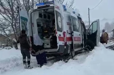 Kardan kapanan yolda hastaneye yetişemeden ambulansta doğum yaptı 