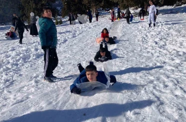 Karın tadını çocuklar çıkardı: Kimi leğenle kimi naylonla kaydı 