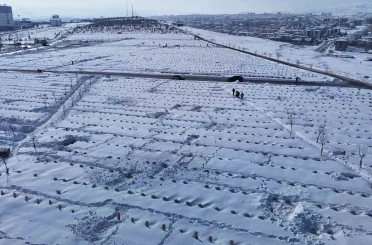 Karla kaplanan mezarda yakınlarının kabirlerini bulmakta zorlandılar 