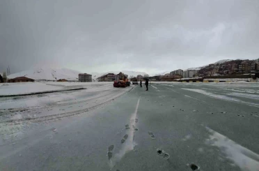 Karla kaplanan stadyum kısa sürede maçlara hazırlandı 