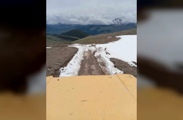 Karla kaplanan yayla yolunu belediye ekipleri açtı 