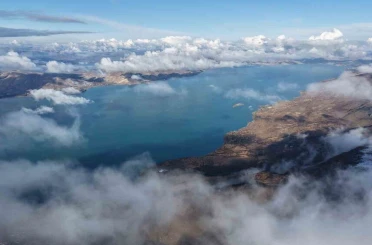 Karla kaplı dağ ve eteğindeki göl, kartpostallık görüntüler oluşturdu 