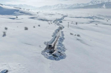 Karla kaplı mezrada mahsur kalan köylünün imdadına ekipler yetişti 