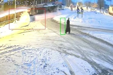 Karla kaplı yolda duramayan araç refüje çıktı 