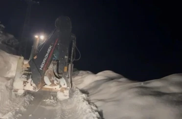 Karla mücadele ekipleri gece gündüz yol açıyor 