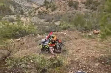 Karlı dağları cross motorlarla aşmaya çalıştılar: Zorlu yolculuk kamyonette son buldu 