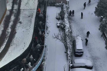 Karlı kaplı yollarda yürüyen vatandaşların karla imtihahı 