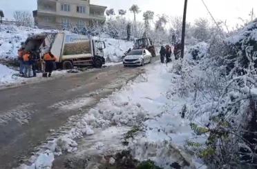 Karlı yolda çöp kamyonu geriye kaydı, işçi yaralandı 