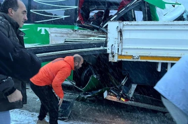 Karlı yolda kayan yolcu otobüsünün tıra çarpmasıyla 7 kişi yaralandı