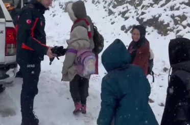Karlı yolda mahsur kalan öğrencilerin yardımına AFAD ekibi yetişti 