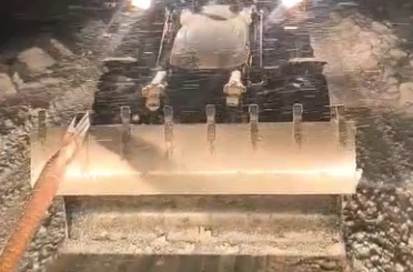 Karlı yolda mahsur kalan tır, iş makinesiyle kurtarıldı 