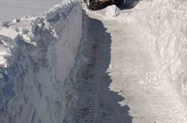 Karlıova’da 2 metreyi aşan karla mücadele 