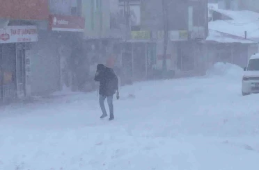Karlıova’da tipi ve fırtına hayatı felç etti: Esnaf kepenk kapattı 