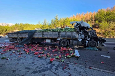 Karpuz yüklü tır otoyolda devrildi