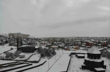 Kars beyaza hapsoldu: Yarım asırlık kar rekoru kırıldı 