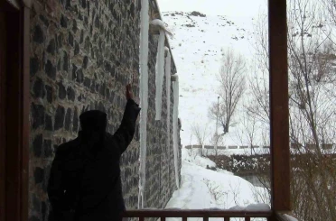 Kars eksi 15’i gördü: Çatılarda 3 metrelik buz sarkıtları oluştu 