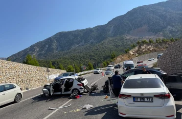 Karşı şeride geçip 3 araca çarptı: 4 yaralı