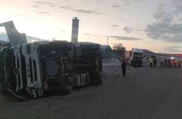 Karşı yola geçen tır, başka bir tıra çarptı: 2 yaralı 