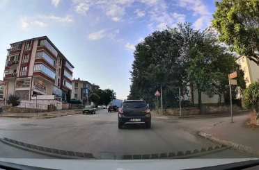 Karşı yönden gelen araçlara rağmen sollama yapan sürücü kamerada 