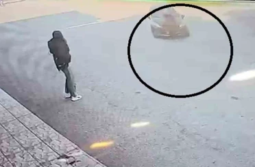 Karşıya geçmeye çalışan kadına otomobil çarptı: Kaza anı kamerada 