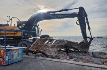 Karşıyaka’daki kaçak iskeleler yıkılıyor 