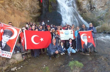 Kars’ta 100 dağcı Susuz Şelalesi’ne yürüdü 