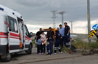 Kars’ta 2 araç çarpıştı: 3’ü çocuk 5 kişi yaralandı 