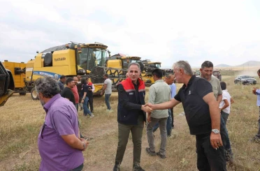 Kars’ta 2026 hububat hasadı başladı: İlk biçim tarlada yapıldı 