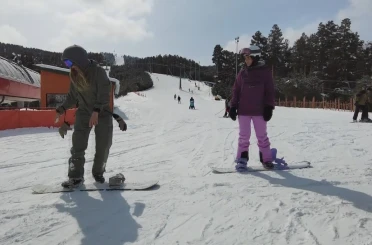 Kars’ta bahar ortasında kayak keyfi: Çam ormanları arasındaki kayak merkezi havadan görüntülendi 