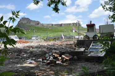 Kars’ta belediyeye ait bahçe, inşaat kalıntılarıyla tarihi bölgeyi olumsuz etkiliyor 