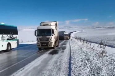 Kars’ta buz pisti gibi yol: Çok sayıda tır kaydı, vatandaşlar mahsur kaldı 