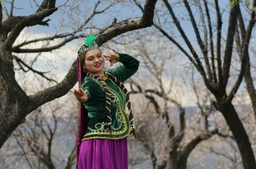 Kars’ta çiçek açan bağlarda Kafkas dansı görsel şölene dönüştü 