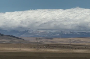Kars’ta dağların zirvesine mevsimin ilk karı yağdı 