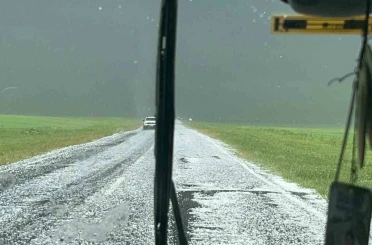Kars’ta dolu kabusu: Araçlar hasar gördü, çiftçi umudunu kaybetti 