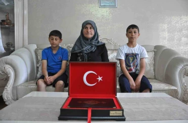 Kars’ta duygulandıran bayrak sevgisi: Aynı aileden iki kuşak, 7 yıl arayla valilik önünde Türk bayrağını öptü 