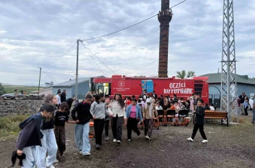 Kars’ta Gezici Kütüphane Demirkent Köyü’ndeki öğrencilere unutulmaz bir gün yaşattı 