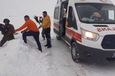 Kars’ta kar esareti: Hasta çocuklar için Mehmetçik ve ekipler seferber oldu 