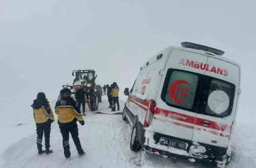 Kars’ta kar esareti: Karda mahsur kalan ambulansların imdadına özel idare yetişti 