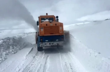 Kars’ta kar ve tipi: Kapalı köy yollar için çalışma başlatıldı 